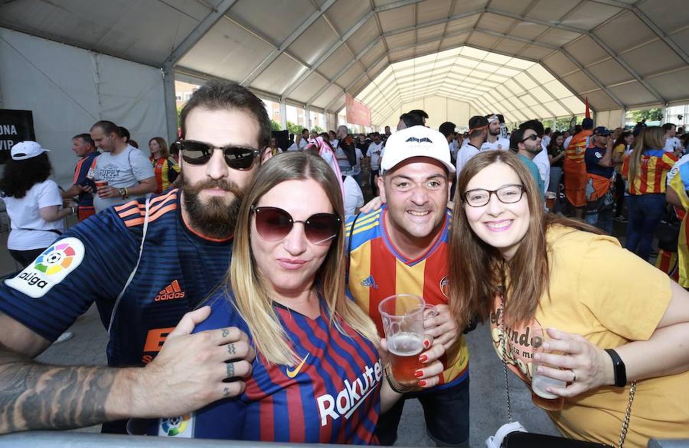 Cientos de aficionados del Valencia CF ya se encuentran en Sevilla preparándose para la final de Copa ante el Barcelona.