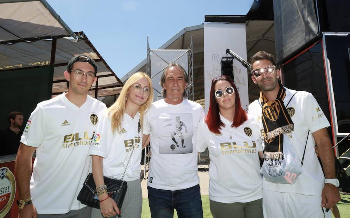 Cientos de aficionados del Valencia CF ya se encuentran en Sevilla preparándose para la final de Copa ante el Barcelona.