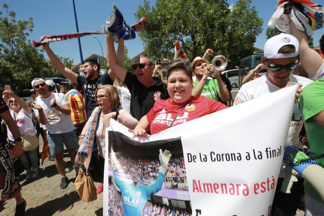 Cientos de aficionados del Valencia CF ya se encuentran en Sevilla preparándose para la final de Copa ante el Barcelona.