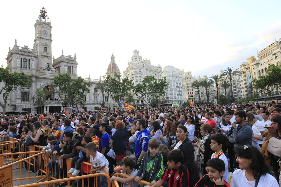 La afición del Valencia CF se concentra en la Plaza del Ayuntamiento y en la Fan Zone del antiguo cauce del Turia para vivir una final de Copa única en la ciudad.