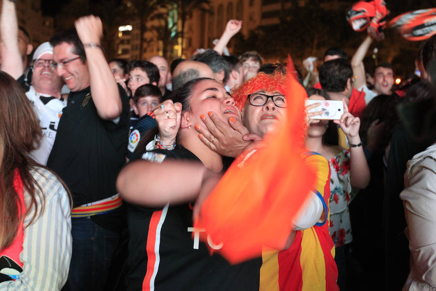 La afición del Valencia CF se concentra en la Plaza del Ayuntamiento y en la Fan Zone del antiguo cauce del Turia para vivir una final de Copa única en la ciudad.