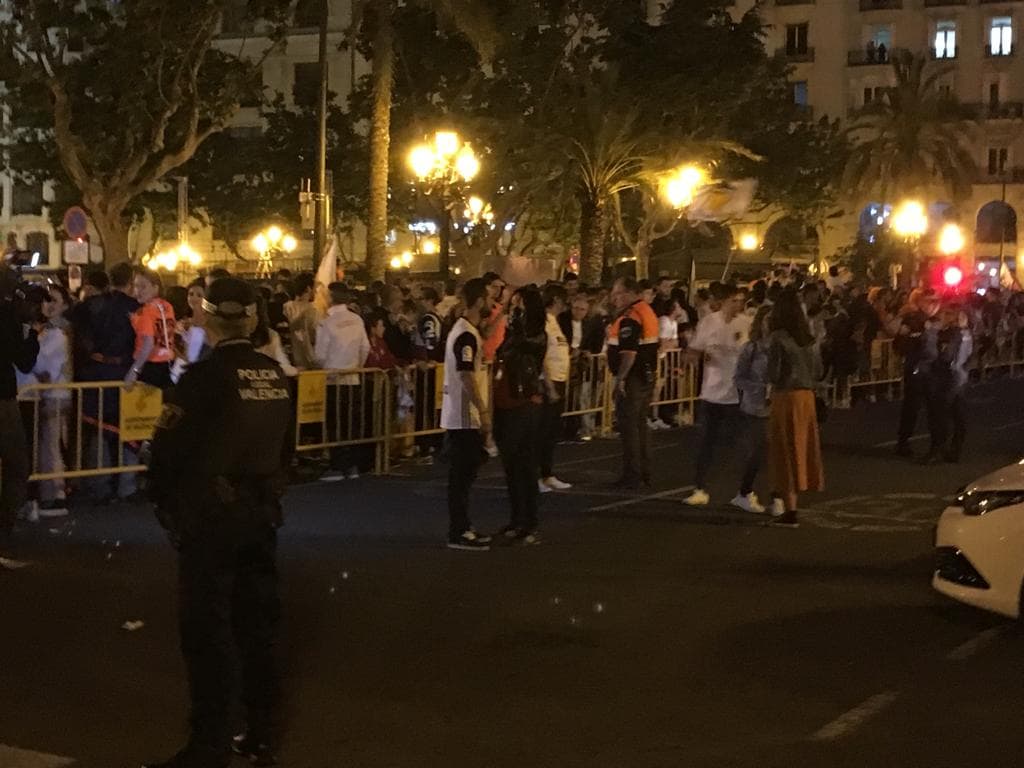 La afición del Valencia CF se concentra en la Plaza del Ayuntamiento y en la Fan Zone del antiguo cauce del Turia para vivir una final de Copa única en la ciudad.