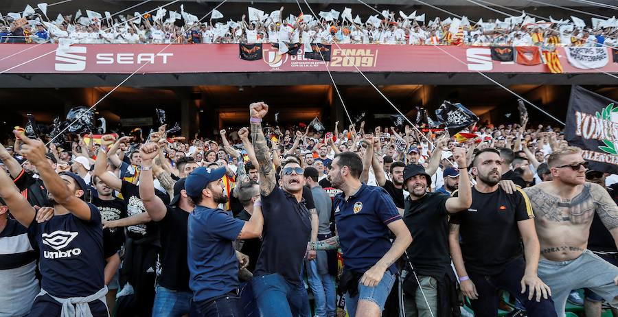 Cientos de aficionados del Valencia CF viven en Sevilla la magia de la Final de la Copa. El Benito Villamarín se llena de bandera blancas y negras valencianistas.