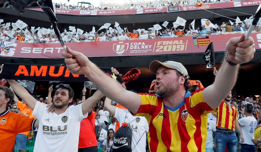 Cientos de aficionados del Valencia CF viven en Sevilla la magia de la Final de la Copa. El Benito Villamarín se llena de bandera blancas y negras valencianistas.