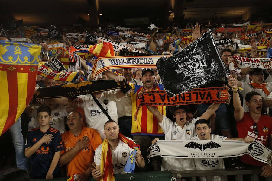 Cientos de aficionados del Valencia CF viven en Sevilla la magia de la Final de la Copa. El Benito Villamarín se llena de bandera blancas y negras valencianistas.