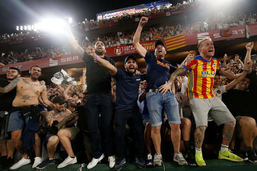 Cientos de aficionados del Valencia CF viven en Sevilla la magia de la Final de la Copa. El Benito Villamarín se llena de bandera blancas y negras valencianistas.