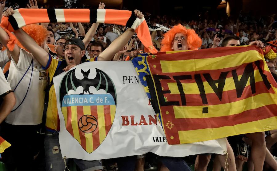 Cientos de aficionados del Valencia CF viven en Sevilla la magia de la Final de la Copa. El Benito Villamarín se llena de bandera blancas y negras valencianistas.