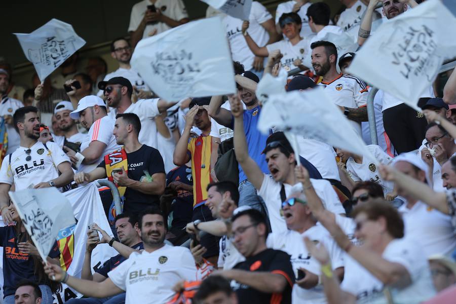 Cientos de aficionados del Valencia CF viven en Sevilla la magia de la Final de la Copa. El Benito Villamarín se llena de bandera blancas y negras valencianistas.