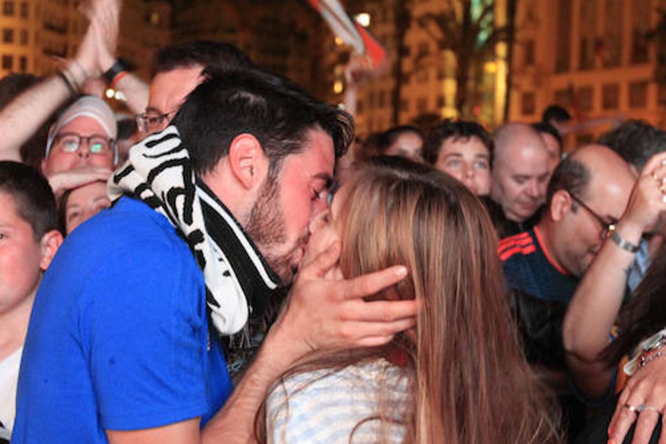 La afición del Valencia CF se concentra en la Plaza del Ayuntamiento y en la Fan Zone del antiguo cauce del Turia para vivir una final de Copa única en la ciudad.