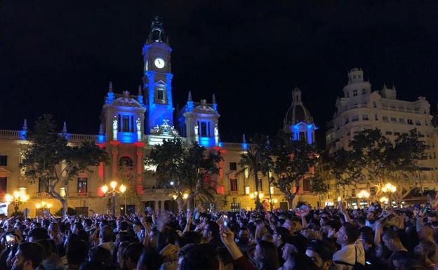 La celebración llega a la Plaza del Ayuntamiento y al cauce del Turia