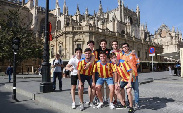 Galería. Fotos de la afición del Valencia CF en Sevilla. 