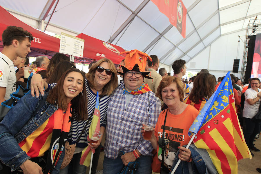 La afición del Valencia CF se concentra en la Plaza del Ayuntamiento y en la Fan Zone del antiguo cauce del Turia para vivir una final de Copa única en la ciudad.