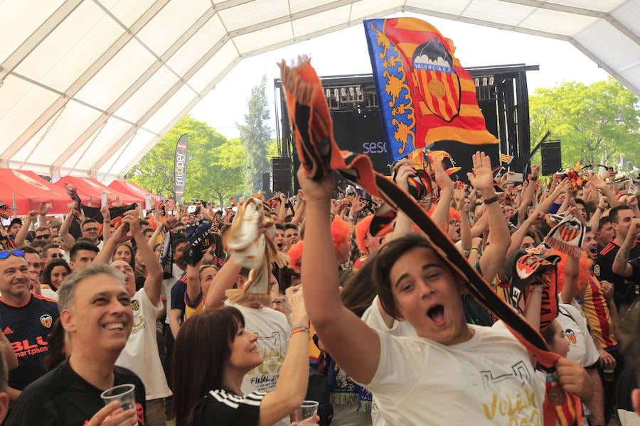 La afición del Valencia CF se concentra en la Plaza del Ayuntamiento y en la Fan Zone del antiguo cauce del Turia para vivir una final de Copa única en la ciudad.