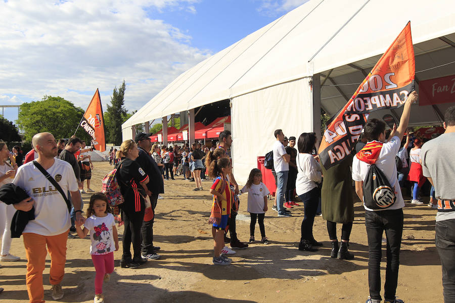 La afición del Valencia CF se concentra en la Plaza del Ayuntamiento y en la Fan Zone del antiguo cauce del Turia para vivir una final de Copa única en la ciudad.