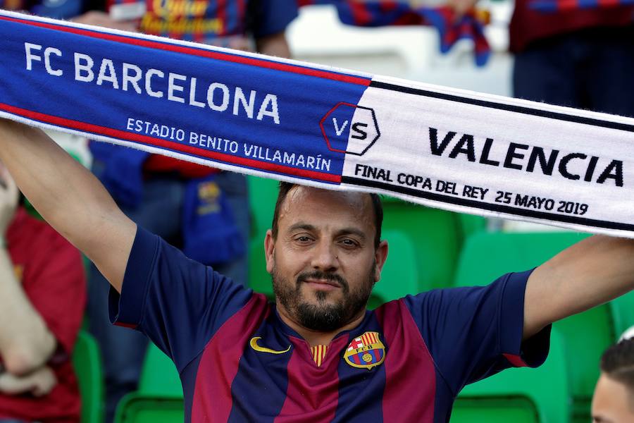 Las aficiones del Barcelona y del Valencia han puesto el colorido a la previa de la final de la Copa del Rey