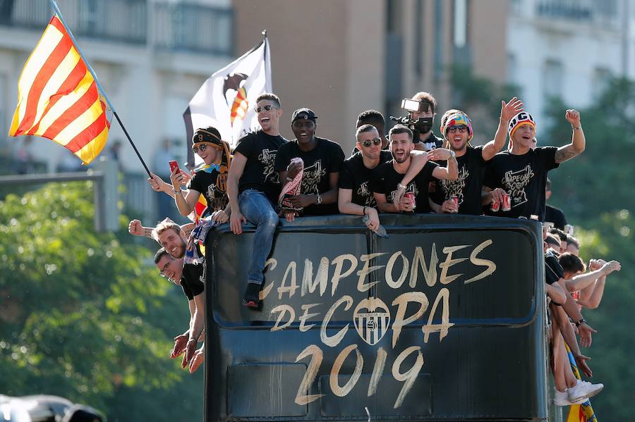 Así ha sido la llegada del avión al aeropuerto de Valencia y el recorrido del autobús descapotable hacia Mestalla con los jugadores y la Copa del Rey