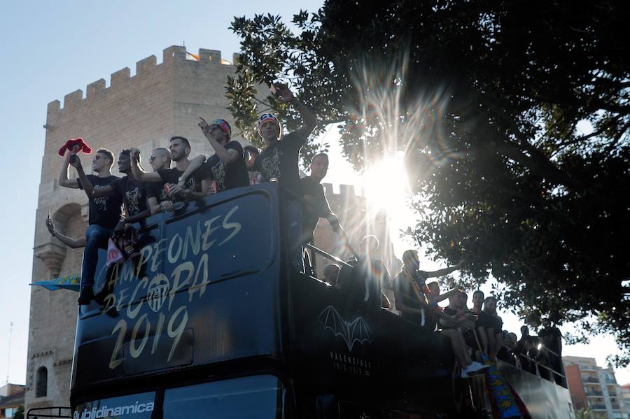 Así ha sido la llegada del avión al aeropuerto de Valencia y el recorrido del autobús descapotable hacia Mestalla con los jugadores y la Copa del Rey