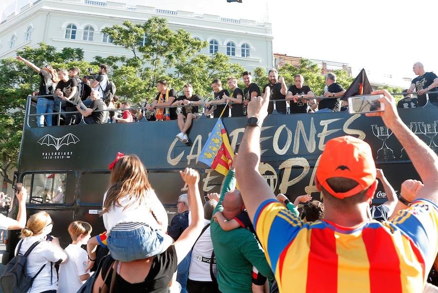 Así ha sido la llegada del avión al aeropuerto de Valencia y el recorrido del autobús descapotable hacia Mestalla con los jugadores y la Copa del Rey