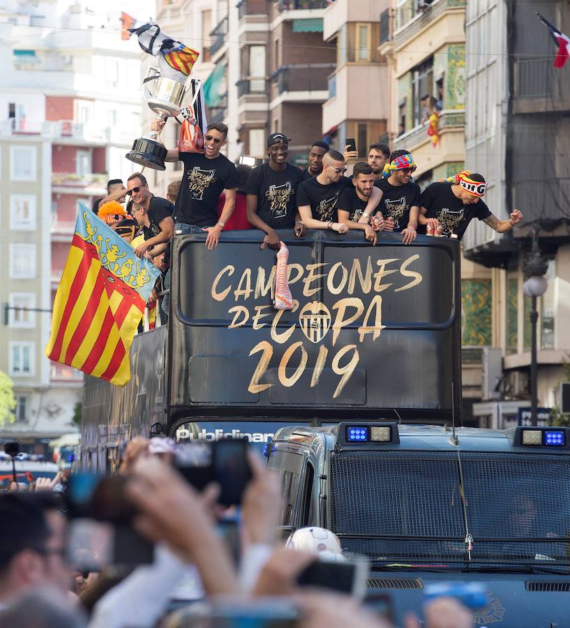 Así ha sido la llegada del avión al aeropuerto de Valencia y el recorrido del autobús descapotable hacia Mestalla con los jugadores y la Copa del Rey