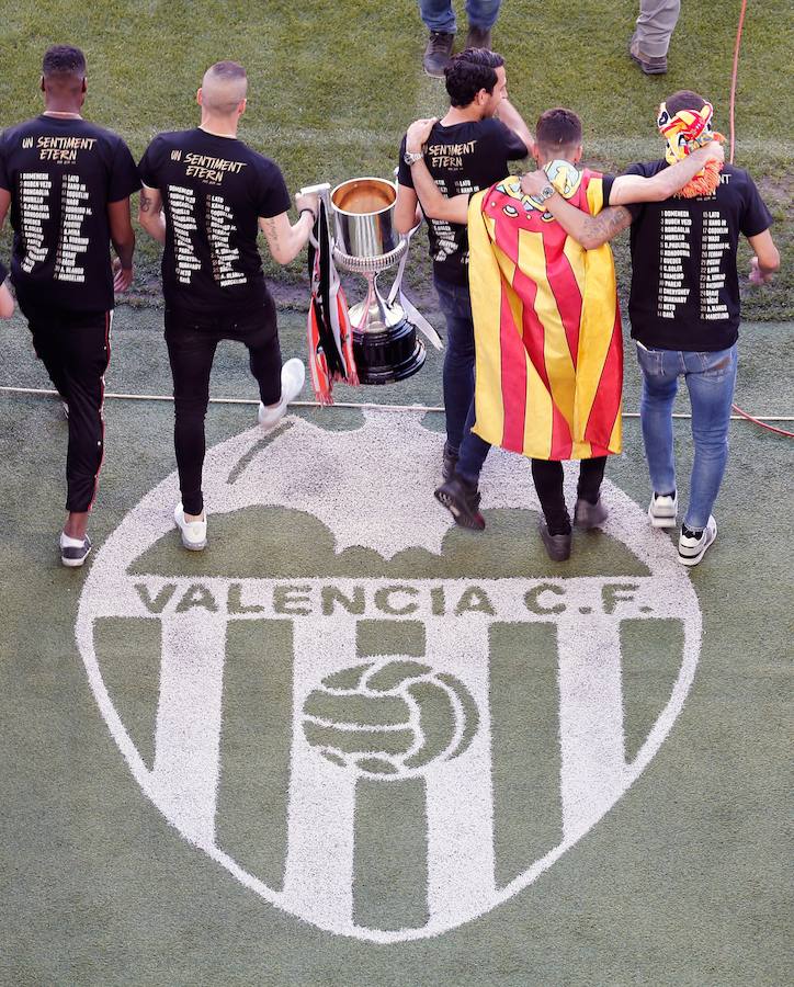 Así ha sido la llegada del avión al aeropuerto de Valencia y el recorrido del autobús descapotable hacia Mestalla con los jugadores y la Copa del Rey