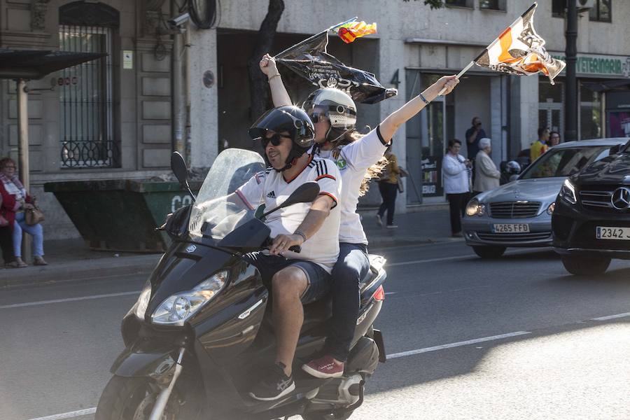 Así ha sido la llegada del avión al aeropuerto de Valencia y el recorrido del autobús descapotable hacia Mestalla con los jugadores y la Copa del Rey