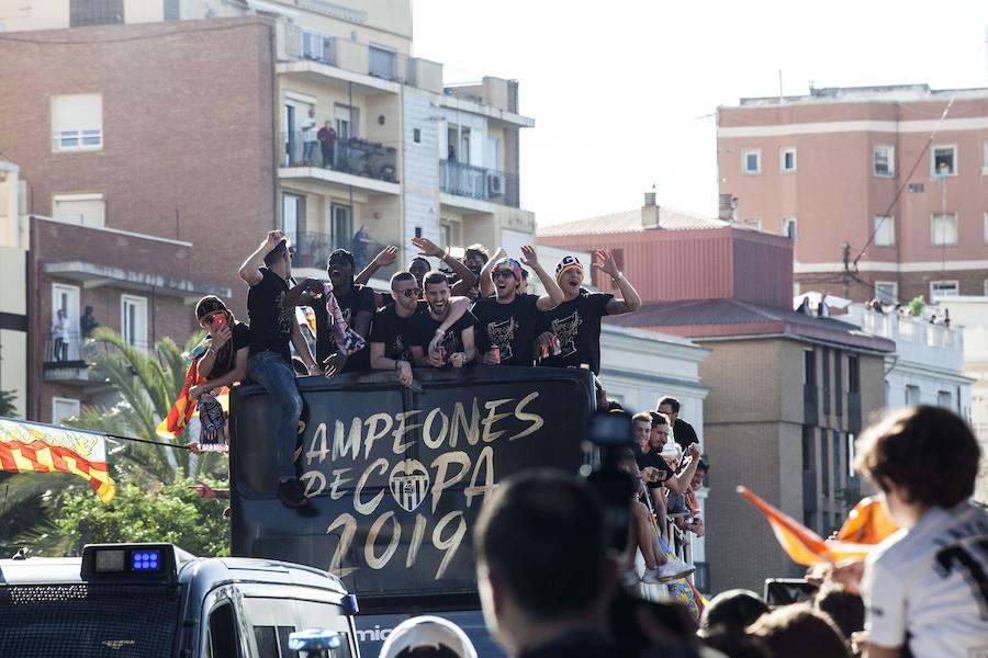 Así ha sido la llegada del avión al aeropuerto de Valencia y el recorrido del autobús descapotable hacia Mestalla con los jugadores y la Copa del Rey