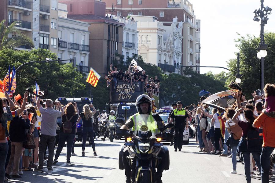 Así ha sido la llegada del avión al aeropuerto de Valencia y el recorrido del autobús descapotable hacia Mestalla con los jugadores y la Copa del Rey