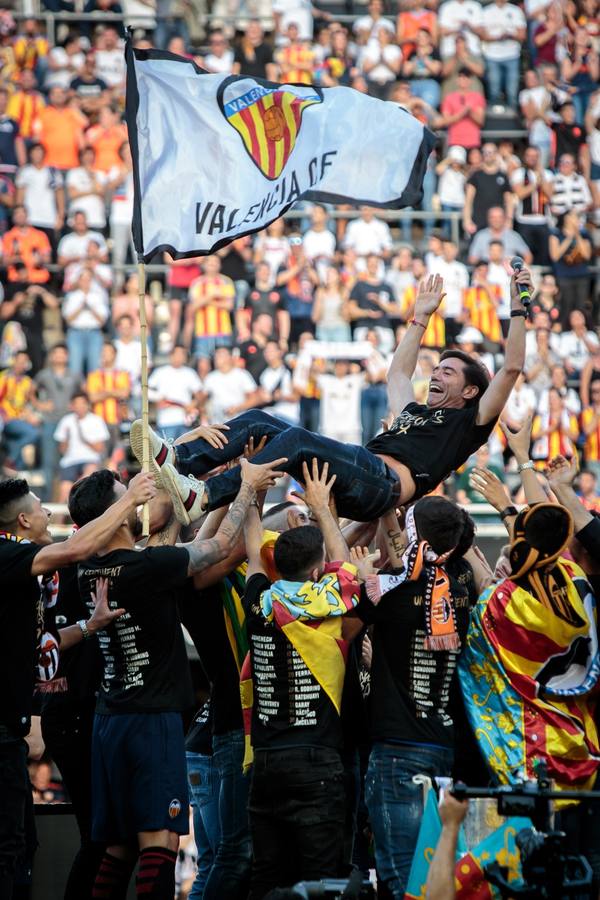 Así ha sido la llegada del avión al aeropuerto de Valencia y el recorrido del autobús descapotable hacia Mestalla con los jugadores y la Copa del Rey