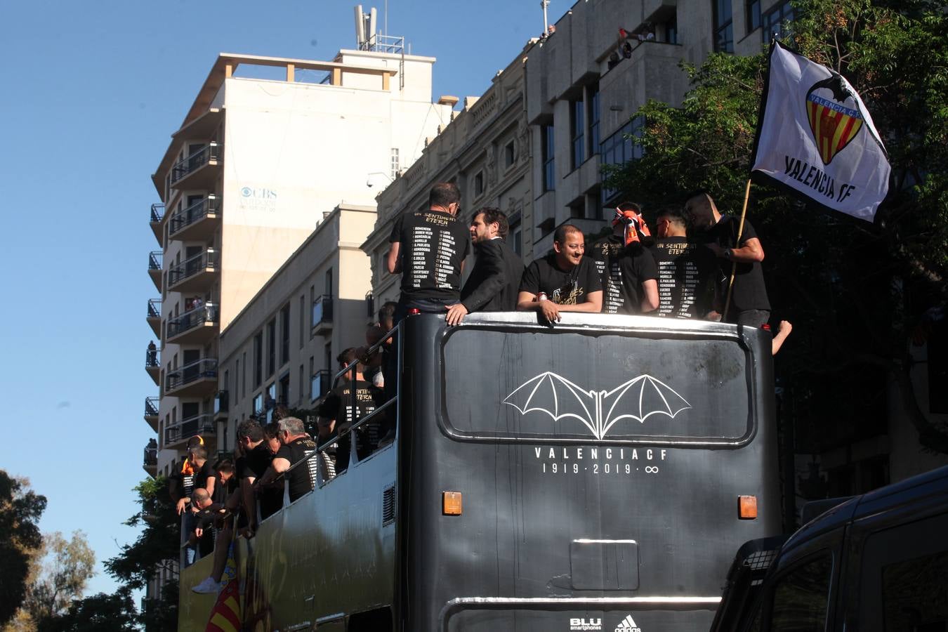 Así ha sido la llegada del avión al aeropuerto de Valencia y el recorrido del autobús descapotable hacia Mestalla con los jugadores y la Copa del Rey