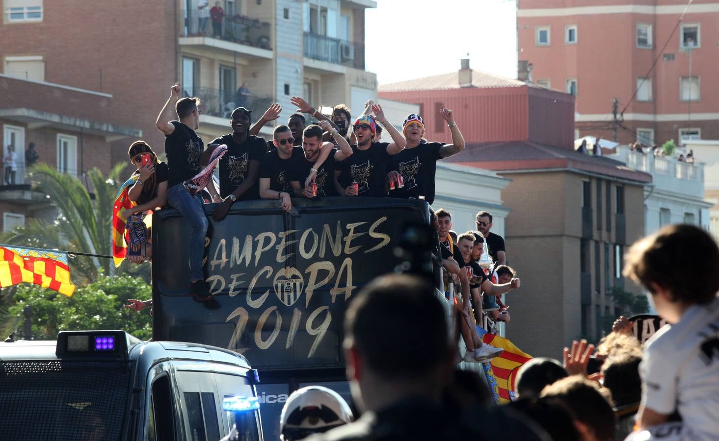 Así ha sido la llegada del avión al aeropuerto de Valencia y el recorrido del autobús descapotable hacia Mestalla con los jugadores y la Copa del Rey