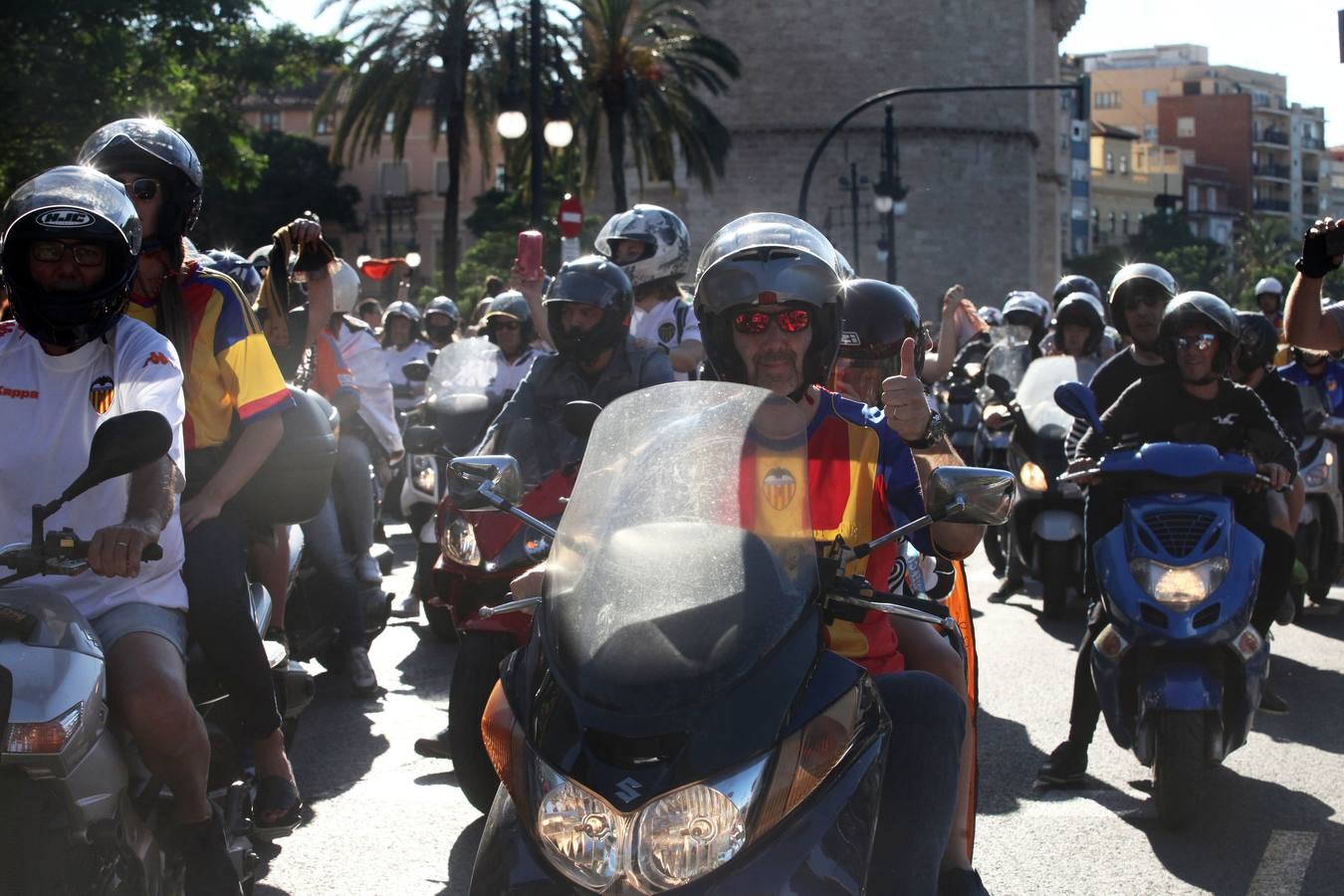 Así ha sido la llegada del avión al aeropuerto de Valencia y el recorrido del autobús descapotable hacia Mestalla con los jugadores y la Copa del Rey