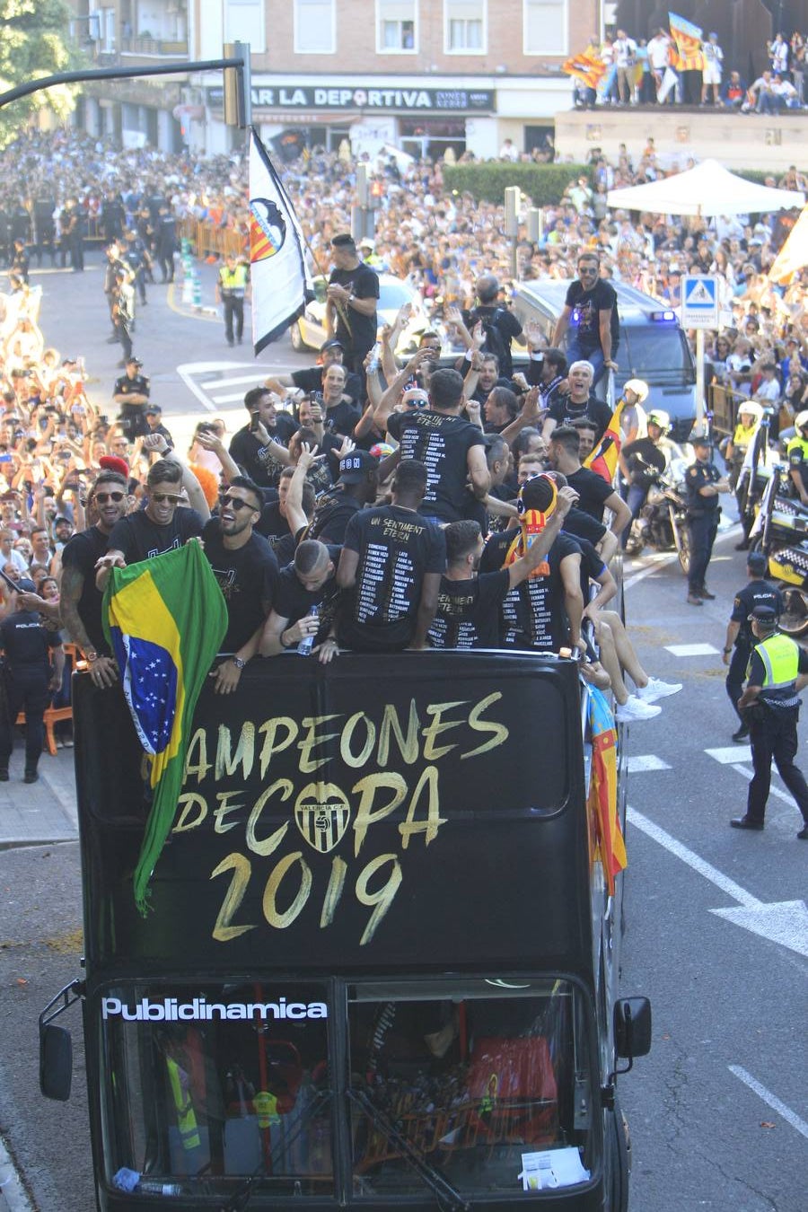 Así ha sido la llegada del avión al aeropuerto de Valencia y el recorrido del autobús descapotable hacia Mestalla con los jugadores y la Copa del Rey