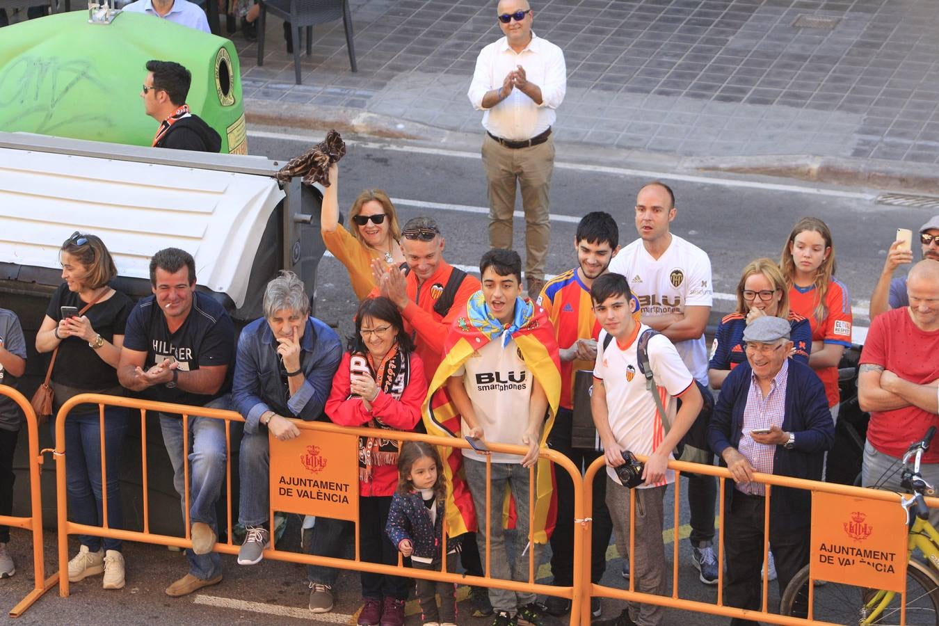 Así ha sido la llegada del avión al aeropuerto de Valencia y el recorrido del autobús descapotable hacia Mestalla con los jugadores y la Copa del Rey