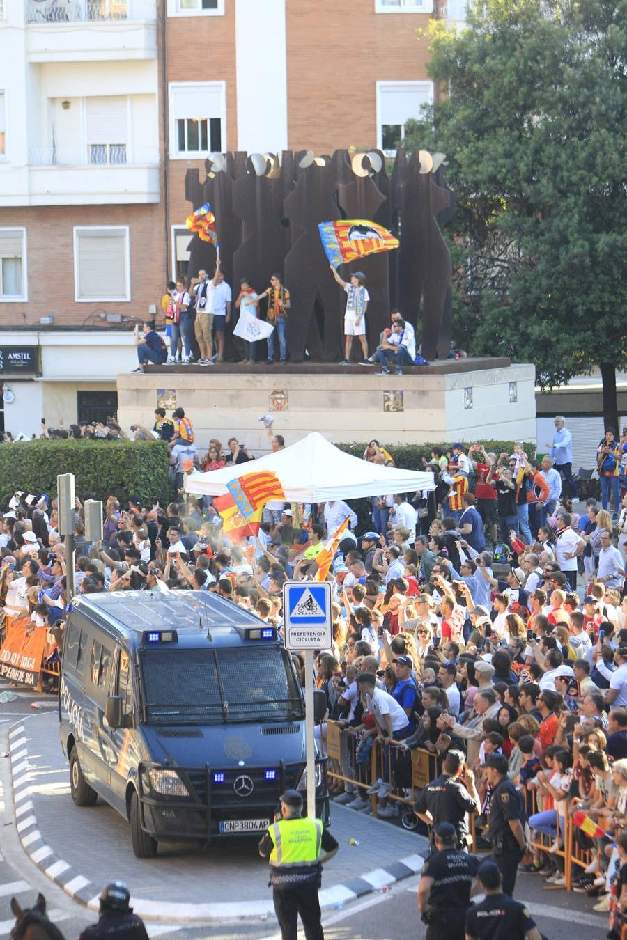 Así ha sido la llegada del avión al aeropuerto de Valencia y el recorrido del autobús descapotable hacia Mestalla con los jugadores y la Copa del Rey