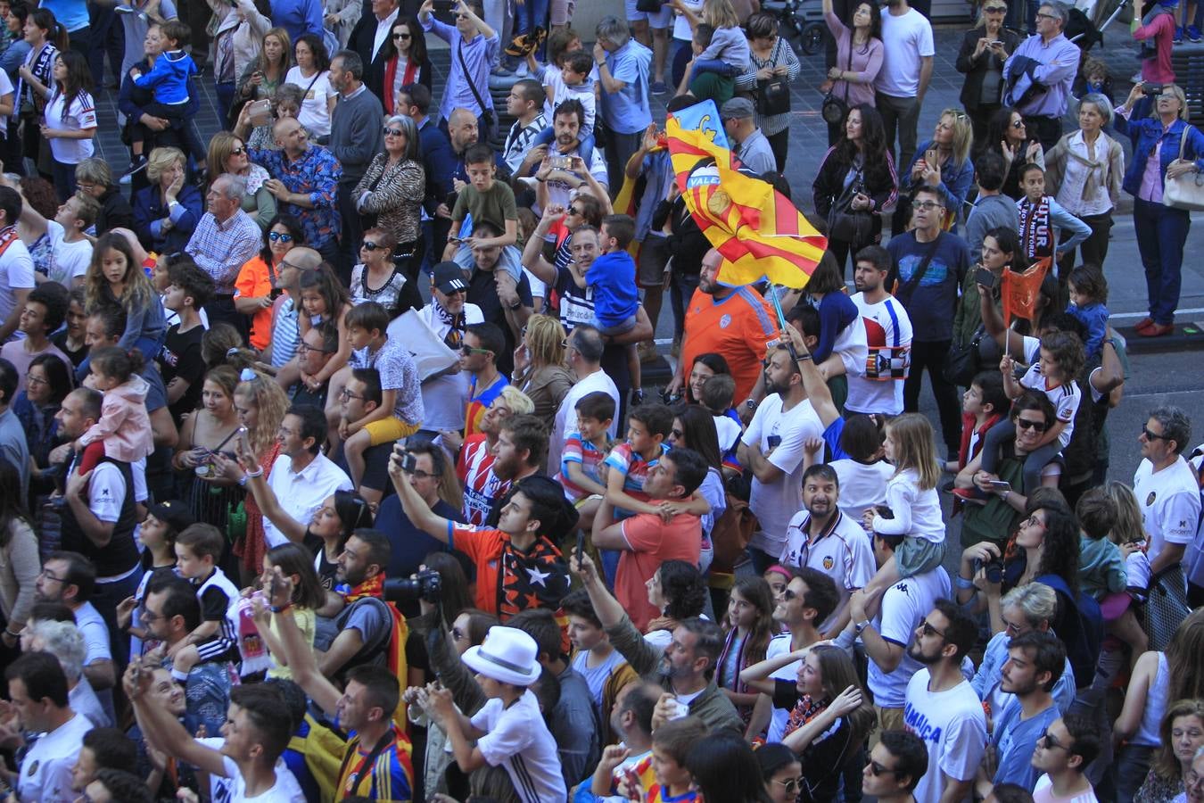 Así ha sido la llegada del avión al aeropuerto de Valencia y el recorrido del autobús descapotable hacia Mestalla con los jugadores y la Copa del Rey