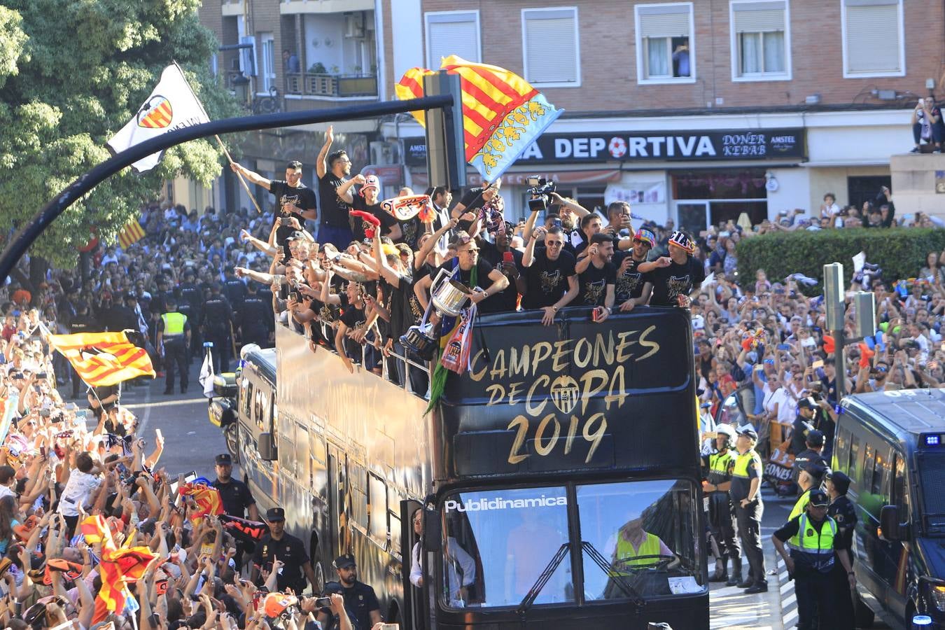 Así ha sido la llegada del avión al aeropuerto de Valencia y el recorrido del autobús descapotable hacia Mestalla con los jugadores y la Copa del Rey