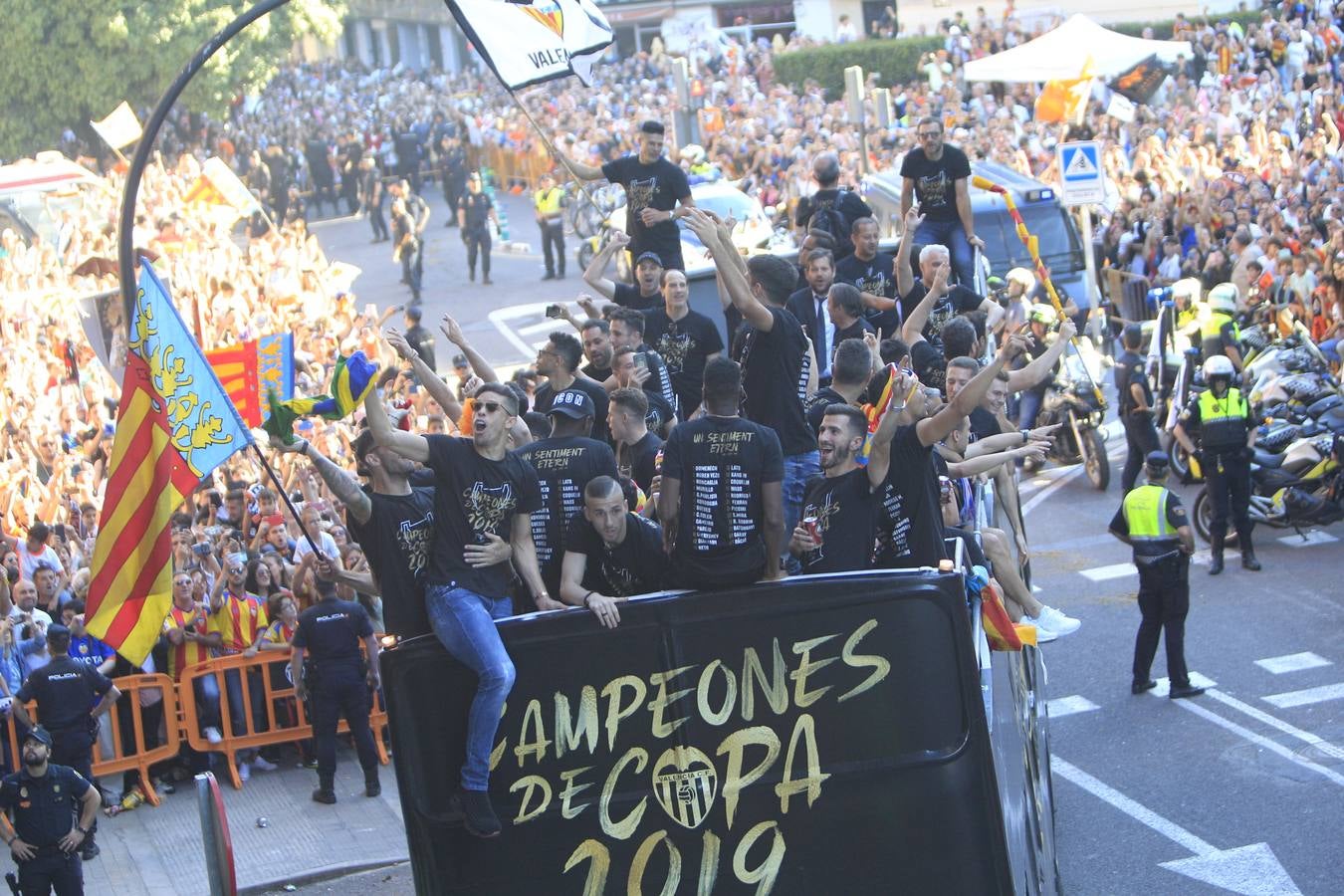 Así ha sido la llegada del avión al aeropuerto de Valencia y el recorrido del autobús descapotable hacia Mestalla con los jugadores y la Copa del Rey