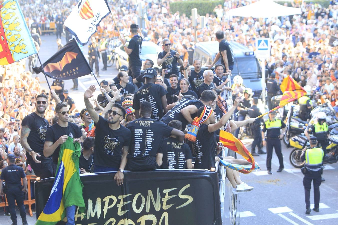 Así ha sido la llegada del avión al aeropuerto de Valencia y el recorrido del autobús descapotable hacia Mestalla con los jugadores y la Copa del Rey