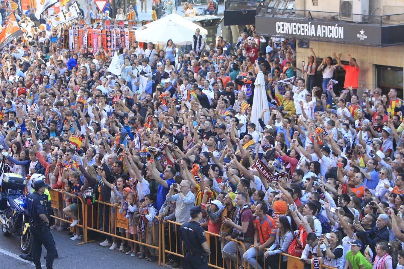 Así ha sido la llegada del avión al aeropuerto de Valencia y el recorrido del autobús descapotable hacia Mestalla con los jugadores y la Copa del Rey