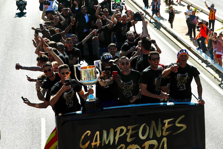 Así ha sido la llegada del avión al aeropuerto de Valencia y el recorrido del autobús descapotable hacia Mestalla con los jugadores y la Copa del Rey