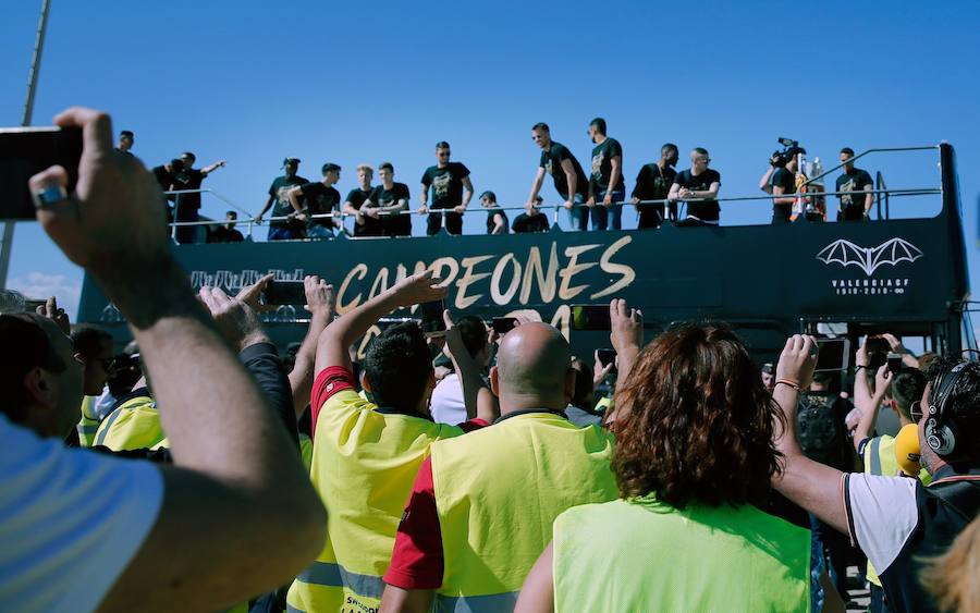 Así ha sido la llegada del avión al aeropuerto de Valencia y el recorrido del autobús descapotable hacia Mestalla con los jugadores y la Copa del Rey