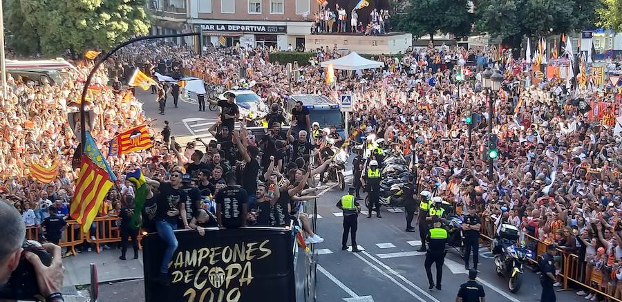 Así ha sido la llegada del avión al aeropuerto de Valencia y el recorrido del autobús descapotable hacia Mestalla con los jugadores y la Copa del Rey