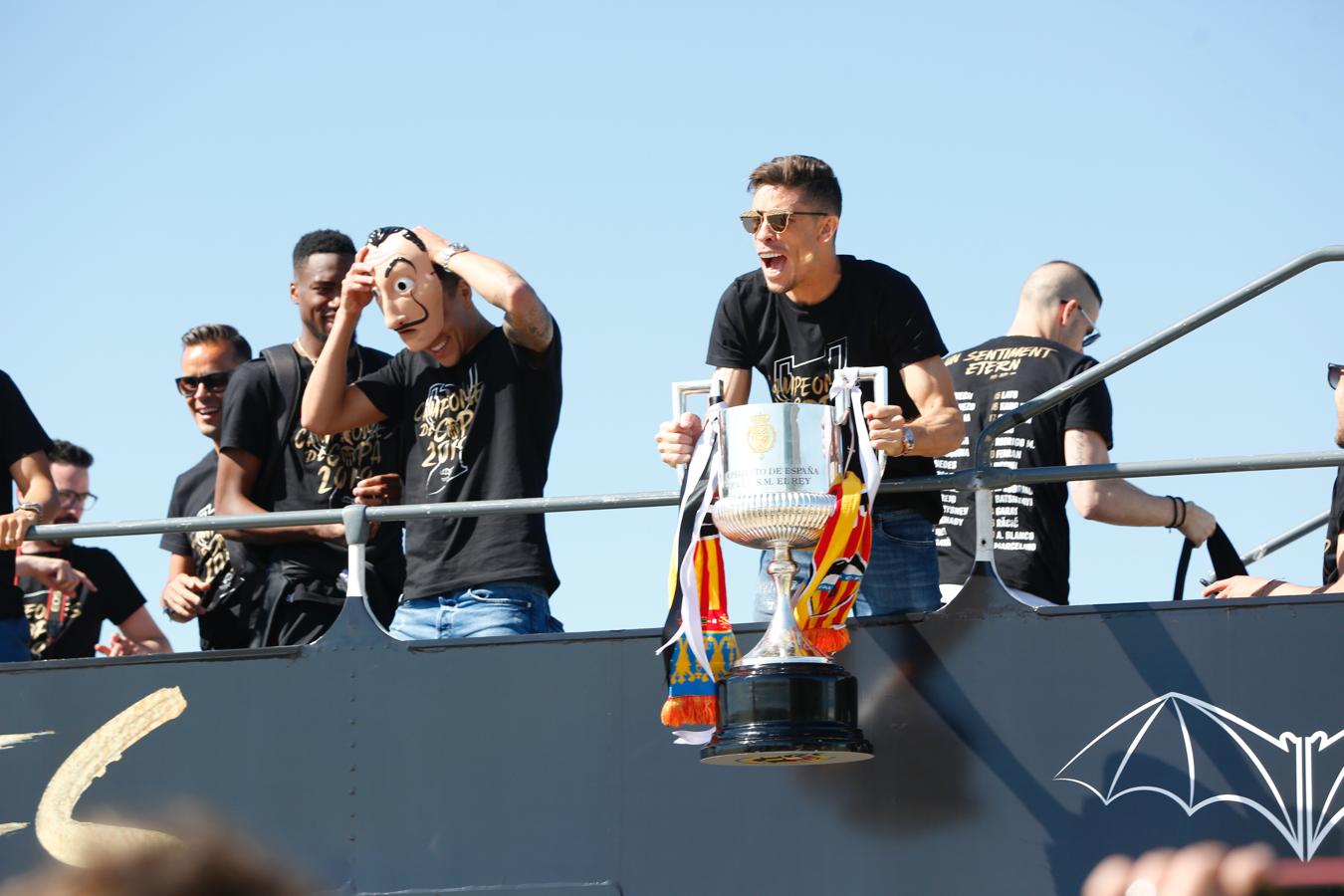 Así ha sido la llegada del avión al aeropuerto de Valencia y el recorrido del autobús descapotable hacia Mestalla con los jugadores y la Copa del Rey