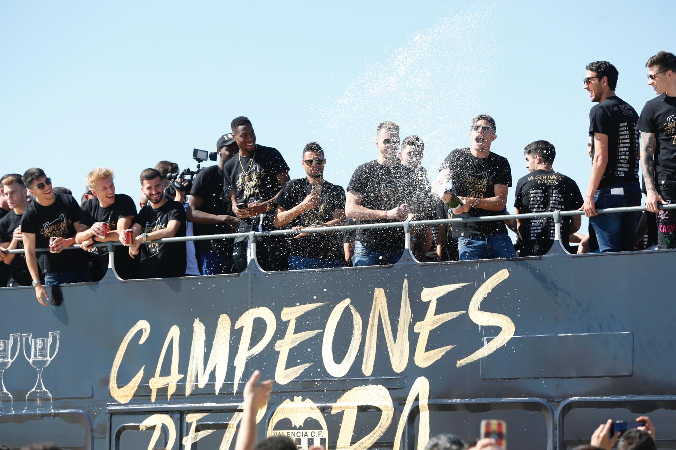 Así ha sido la llegada del avión al aeropuerto de Valencia y el recorrido del autobús descapotable hacia Mestalla con los jugadores y la Copa del Rey