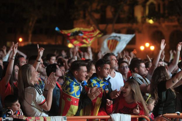 Senyeras, camisetas, banderas por todas partes.