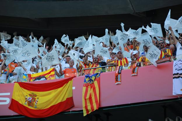 Los colores de la Senyera y de la bandera española lucieron en el sector valencianista.