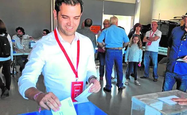 Sagrado ejerciendo su derecho al voto, ayer en Paterna.