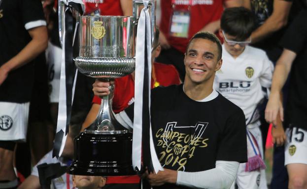 Rodrigo celebra la victoria del Valencia CF posando con la Copa del Rey.