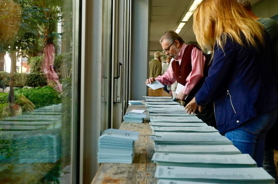 Fotos: Los políticos valencianos acuden a votar el 26-M