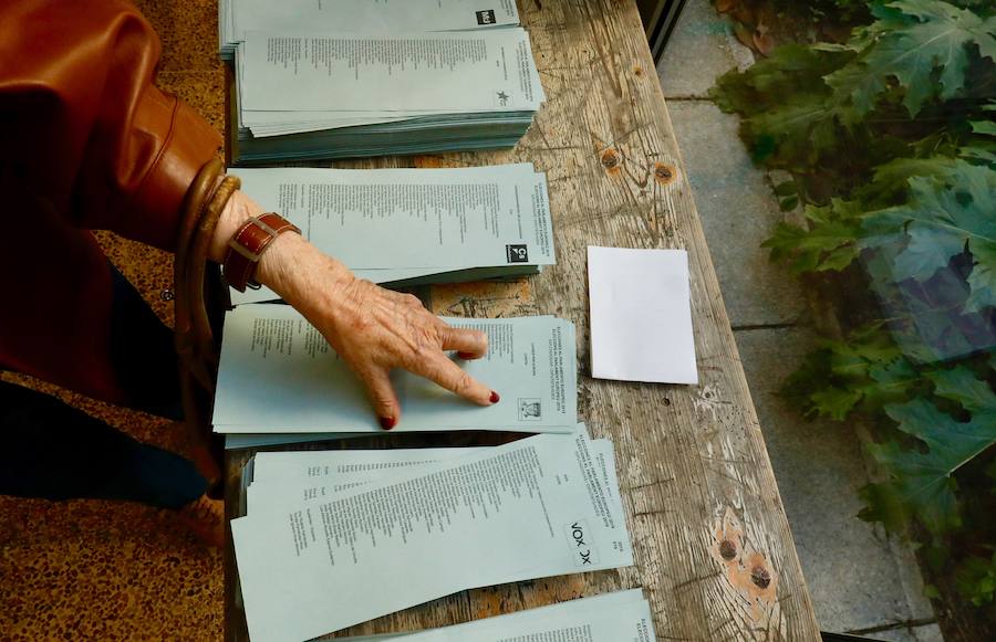 Fotos: Los políticos valencianos acuden a votar el 26-M